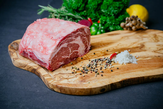 Rezept: Gegrilltes Ribeye-Steak mit Knoblauchbutter und Gemüse
